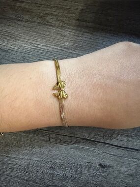 Gold plated stainless steel herringbone bracelet w/ bow